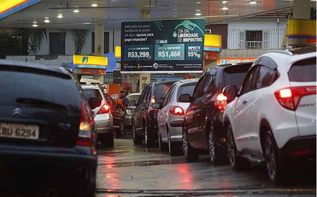 Governo decide aumentar imposto para conter rombo no Orçamento
